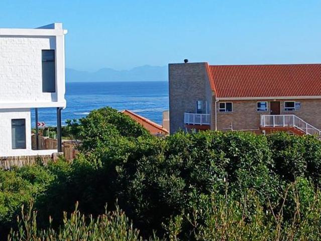 563 m² Land available in Perlemoenbaai