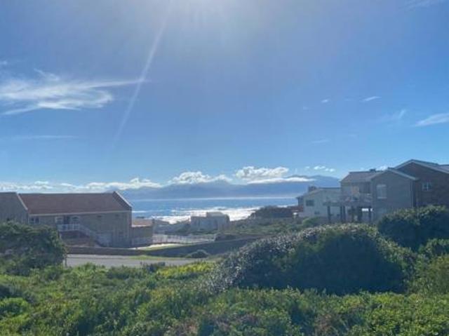 563 m² Land available in Perlemoenbaai