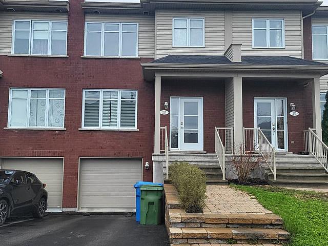 565 000$ Maison En Rangée / De Ville à Vendre à St constant