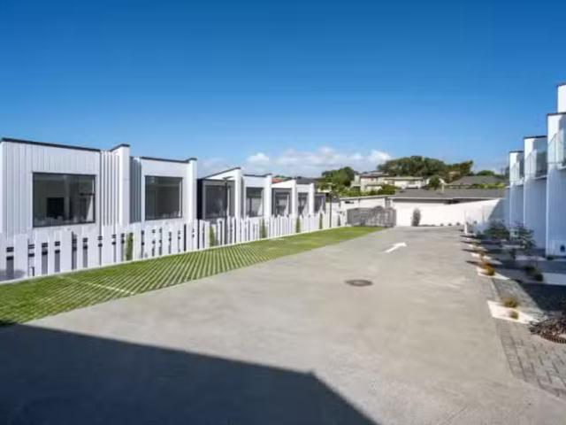 5/737 East Coast Road, Browns Bay, North Shore City
