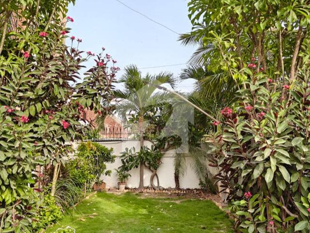 580sq yards West Open Owner Built Well Maintained House For Sale