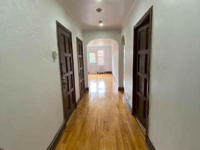 5821 CHEMIN COTE ST LUC 2 Bedroom Apartment for Rent at 5821 Ch De La Côte Saint Luc, Hampstead, QC H3X 2G2