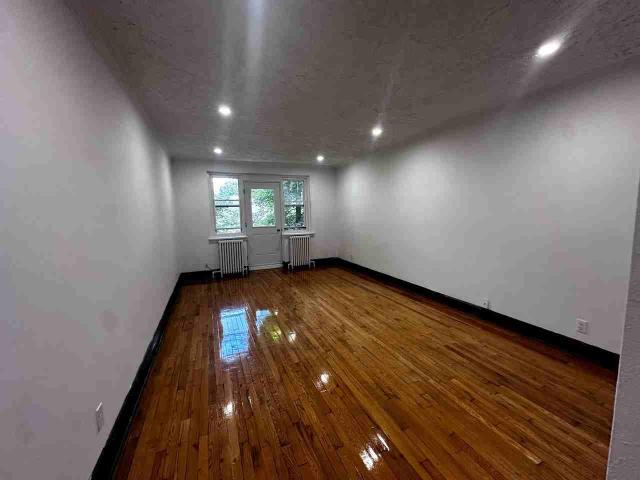 5821 CHEMIN COTE ST LUC 2 Bedroom Apartment for Rent at 5821 Ch De La Côte Saint Luc, Hampstead, QC H3X 2G2