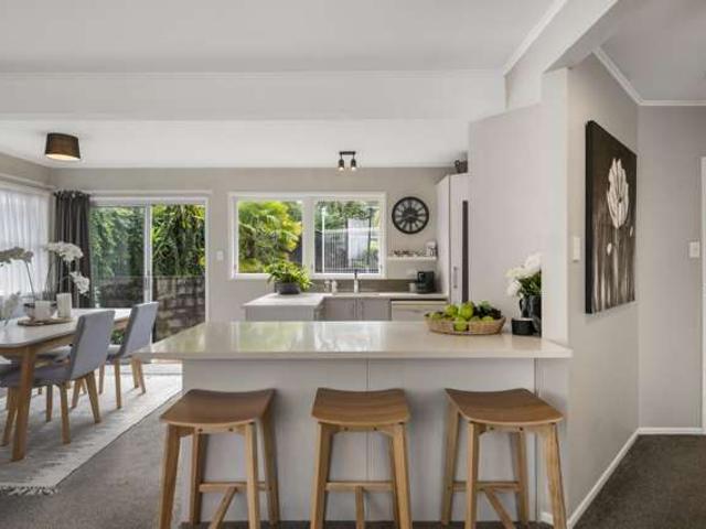 58 La Rosa Street, Green Bay, Waitakere City