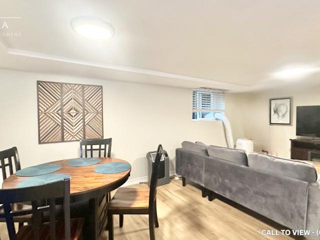 58 S Kingsway, Toronto, Ontario M6S 3T3 BEAUTIFUL 1 BEDROOM+DEN UNIT IN A FRIENDLY NEIGHBORHOOD House for Rent