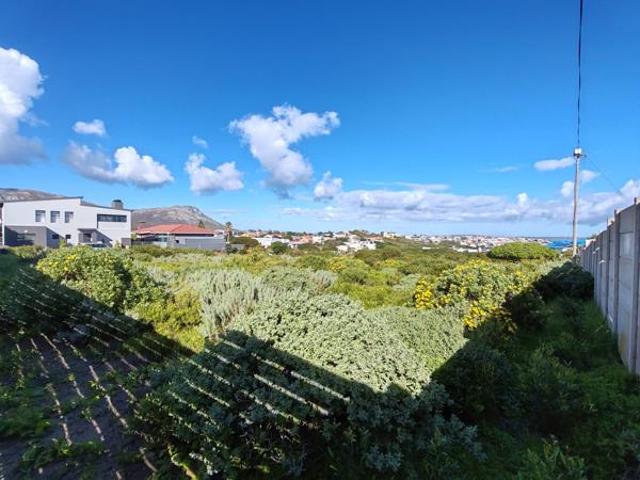 595 m² Land available in De Kelders