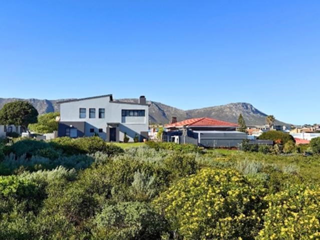 595 m² Land available in De Kelders