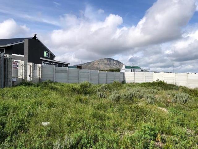 596 m² Land available in Perlemoenbaai