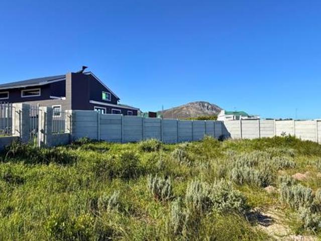 596 m² Land available in Perlemoenbaai