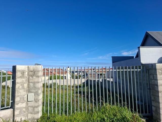 596 m² Land available in Perlemoenbaai