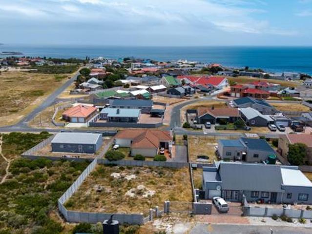 596 m² Land available in Perlemoenbaai