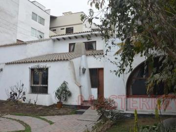 ¡EXCELENTE OPORTUNIDAD COMO TERRENO O CASA PARA REMODELAR EN VALLE HERMOSO – FRENTE A PARQUE