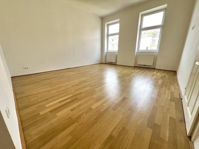59m² Altbauwohnung: 2 Zimmer, Einbauküche & Aufzug für 279.000 €