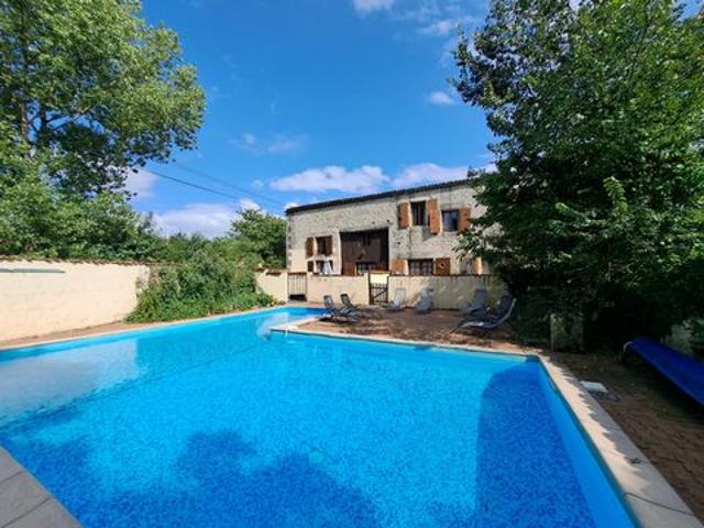 5 maisons plain pied et 4 maisons anciennes, piscine