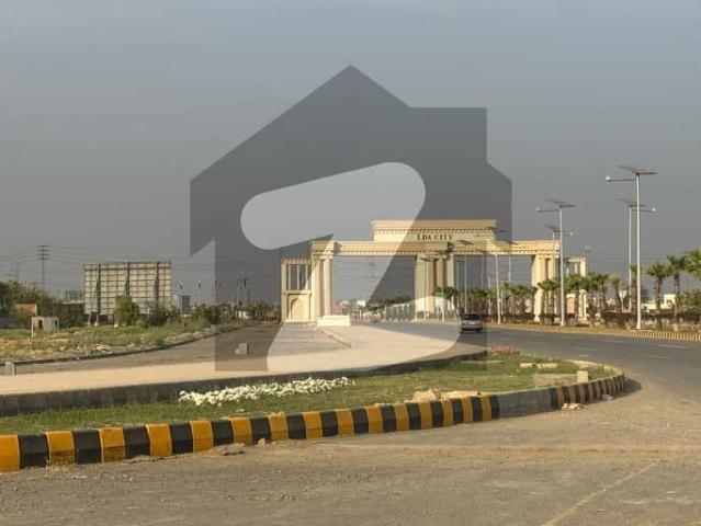 5 Marla Corner Plot for Sale in J Block Near 200 ft Chenab Road