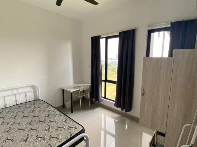 5 min to UOWM & Glenmarie industrial park | COZY MIDDLE ROOM WITH NICE VIEW | 8 min to Aeon Shah Alam & MSU