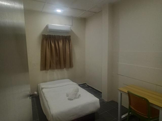 5 MIN TO UPM, 7 MIN TO IOI PUTRAJAYA. LOW DEPOSIT SHARING TOILET