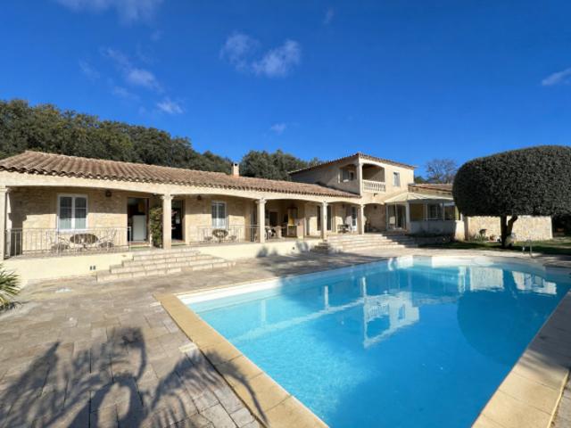 5 Min d’Uzès. Propriété de 240 m² avec 2 gîtes. Terrain 2 200 m²