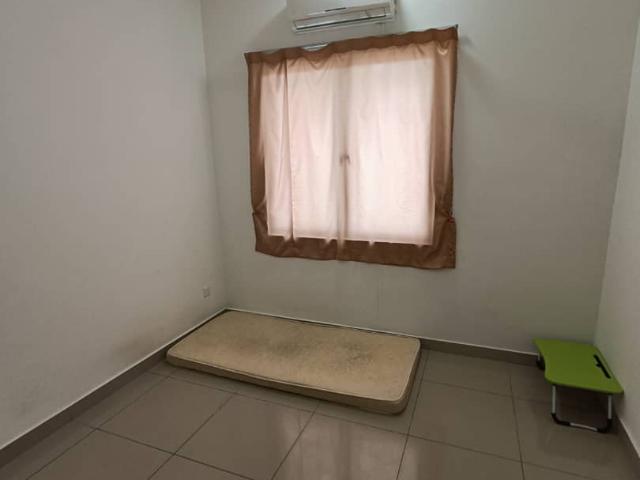5 Mins driving distance to SETIA CITY MALL ⭐One Month Deposit Only ⭐ Middle Room for Rent at Setia Indah Setia Alam