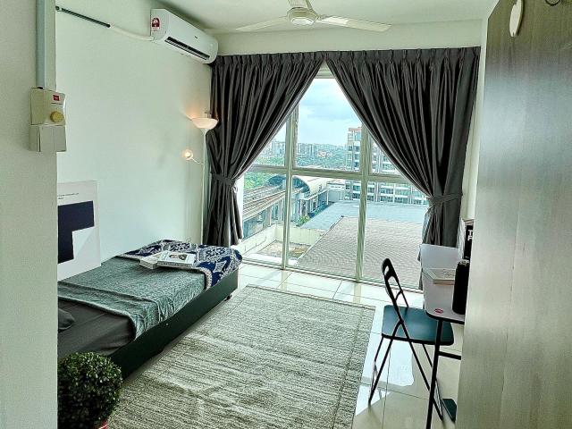 5 mins walk to LRT Direct access to shopping mall Free Wifi Fully furnished Middle Room at Pacific Place Ara Daman