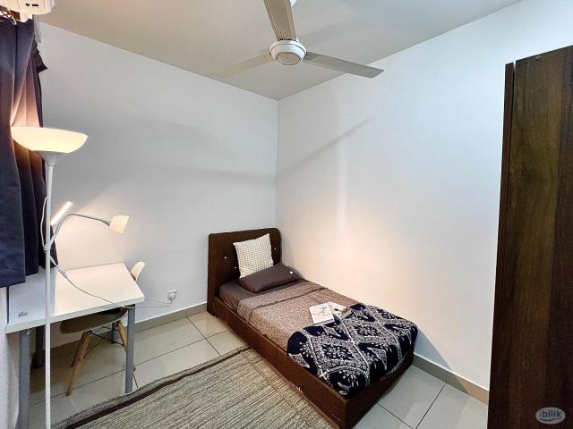 5 mins walk to LRT Direct access to shopping mall Free Wifi Fully furnished Single Room at Pacific Place Ara Daman