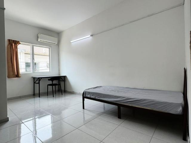 5 mins to Jenjarom Tesco Extra Medium Room with Bathroom for Rent @ Taman Sri Jaromas