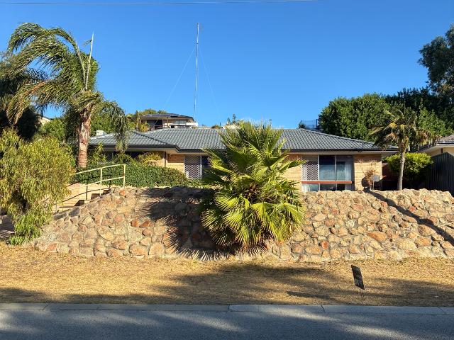 5 Minute Walk to Whitfords Shopping Centre / Fantastic park and Tennis courts across the street