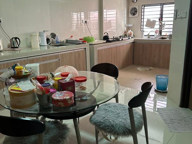 5 minutes drive to MRT, One Utama Shopping Mall, KPMG and First Avenue