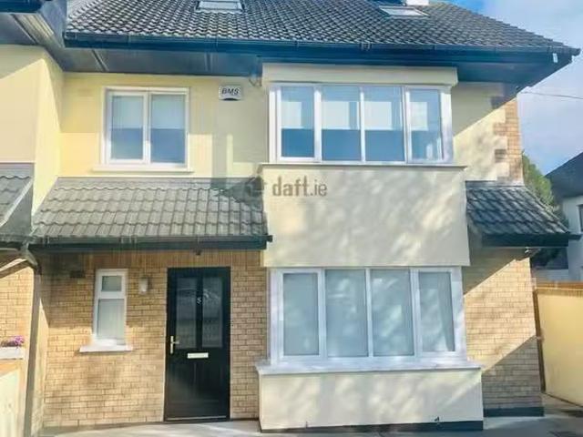 5 Newlands Road, Clondalkin, Dublin 22 is for rent