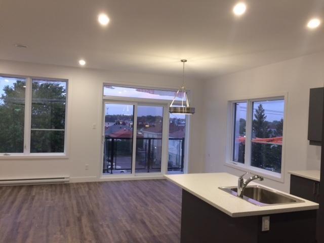 5 ½ neuf, St Constant, Plafond 9 pi, toit terrasse, 2 balcons, libre juillet