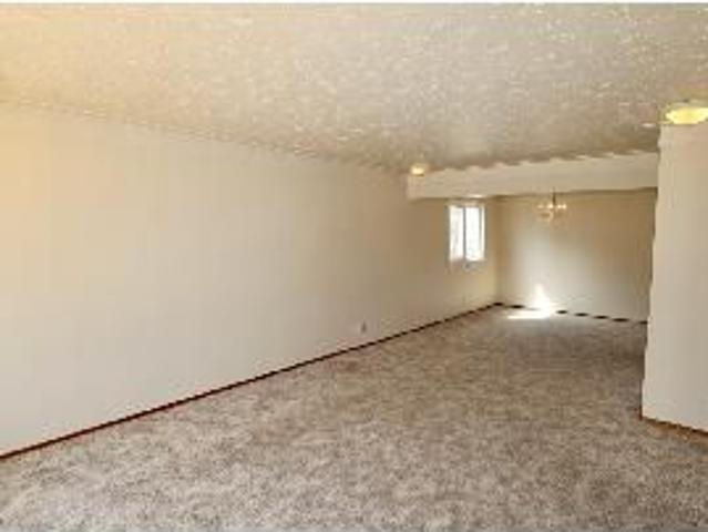 5 Bed 2 Bath Fully Finished Dbl Garage Holyrood For Rent