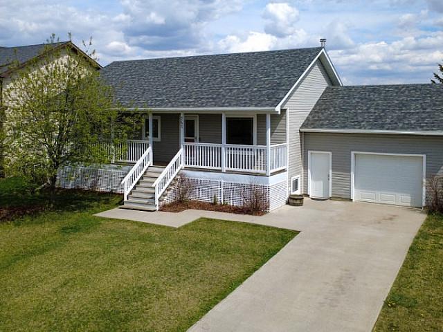 5 Bed 3 Bath Family Home In Raymond Ready To Go!