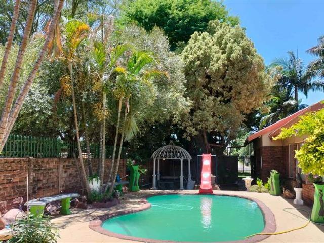 5 Bedroom House in Theresa Park