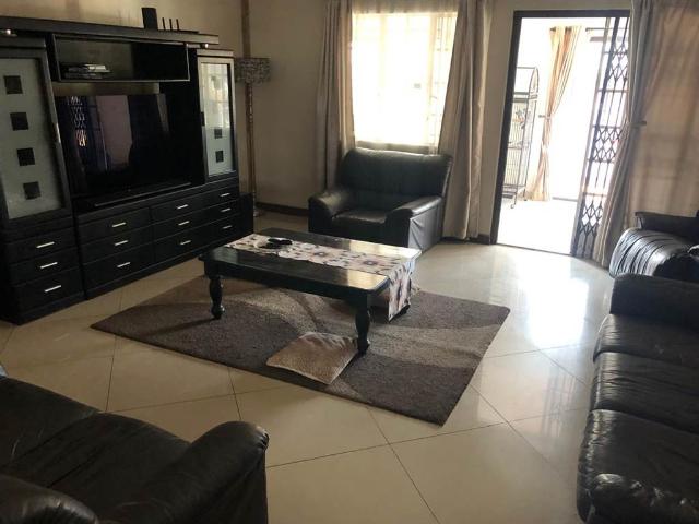 5 Bed House in Montana Park