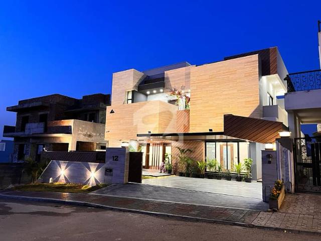 5 bedroom 1 kanal desinger house for sale at prime location of dha