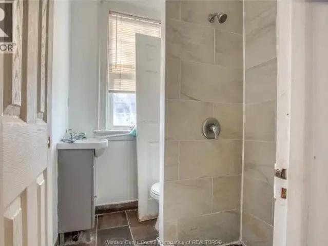 5 Bedroom Apartment Windsor ON LS102243242