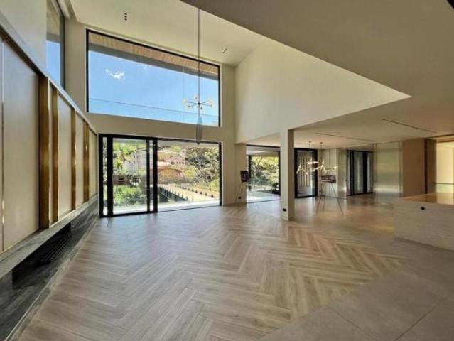 5 Bedroom Architectural Masterpiece