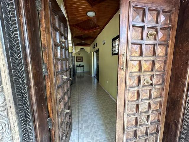 5 bedroom bungalow with a 2 bedroom guest wing