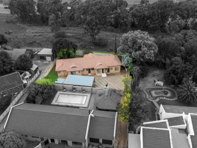 5 Bedroom Duet in Universitas