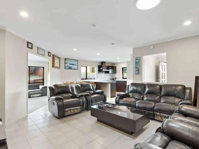 5 BEDROOM FAMILY HOME IN THE GARDENS IN ZONE FOR QUALITY SCHOOLS