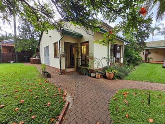 5 bedroom family home with swimming.