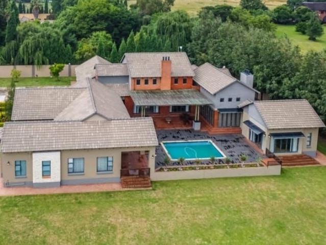 5 Bedroom House For Sale in Mnandi