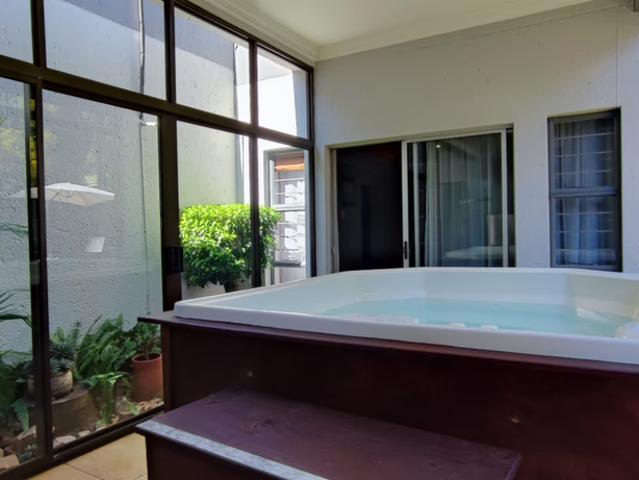 5 Bedroom Freestanding For Sale in Eldoraigne