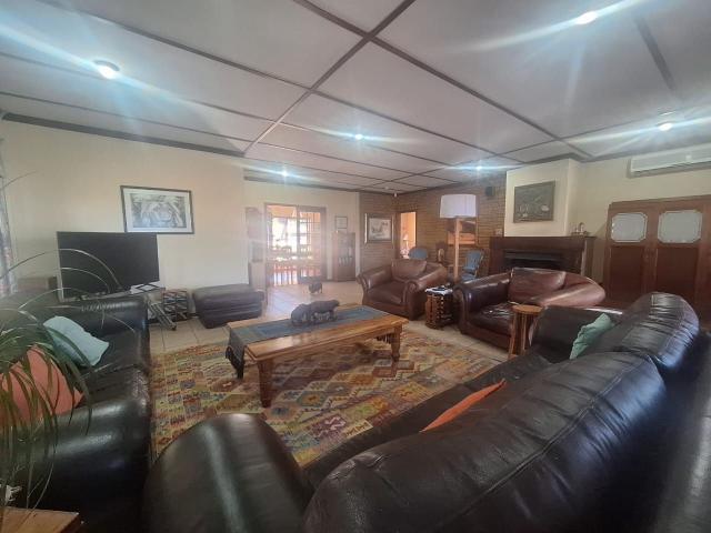 5 Bedroom Freestanding For Sale in Langerug