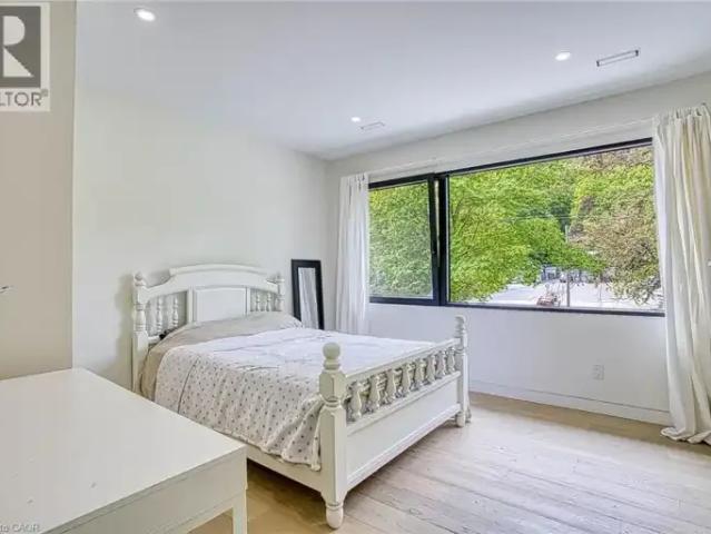 5 Bedroom House Grimsby ON LS102847377