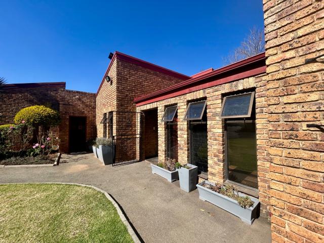 5 Bedroom House For Sale in Constantia Kloof
