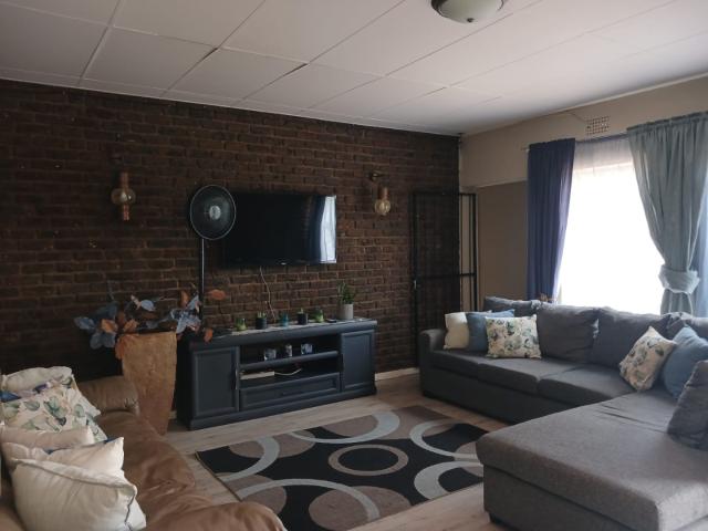 5 Bedroom House For Sale in Carletonville Central