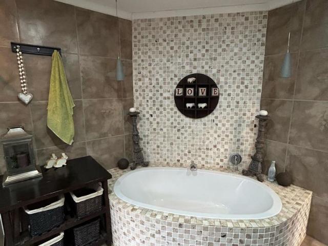 5 Bedroom House For Sale in Cashan