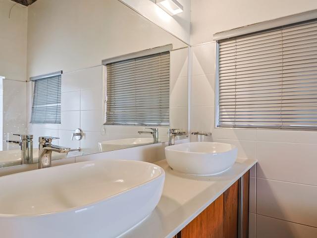 5 Bedroom House For Sale in Cashan