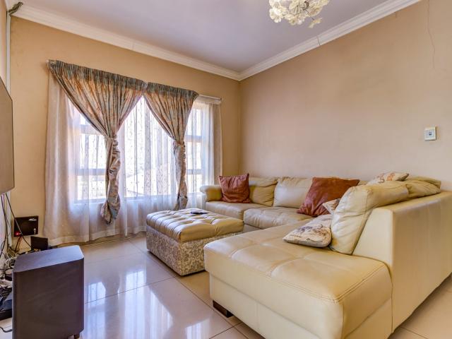 5 Bedroom House For Sale in Clayville East